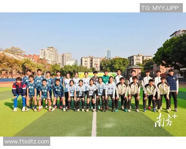 足球明星与孩子们的温馨合影展现梦想与希望的美好瞬间