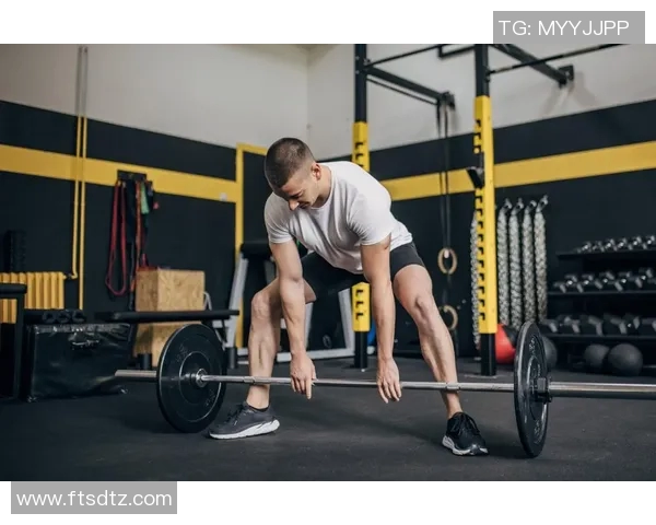 哑铃锻炼能否有效帮助女性瘦胸探讨与科学依据分析